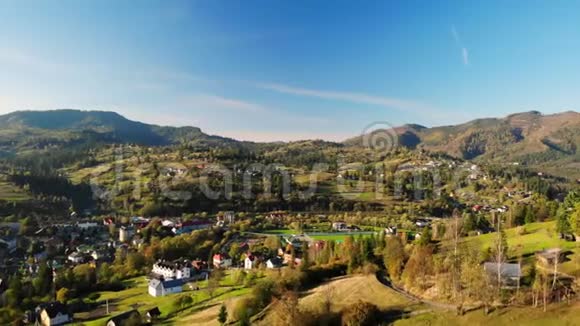 镇上的空中景色环绕着群山视频的预览图