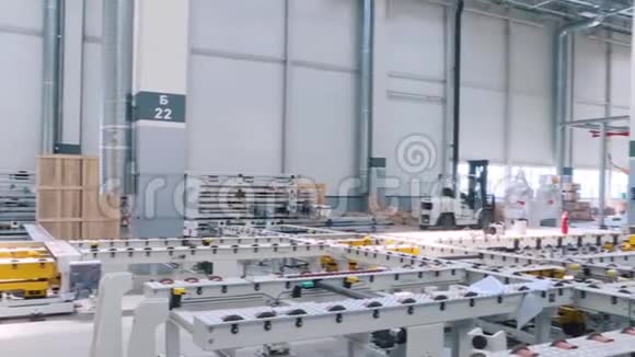 大型生产设施在输送机和自动机器人上生产场景生产区域视频的预览图