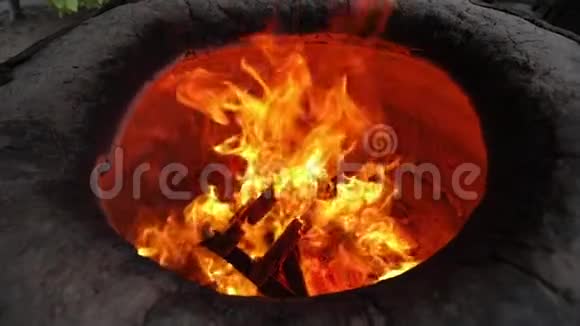 炉子里着火了慢动作视频的预览图
