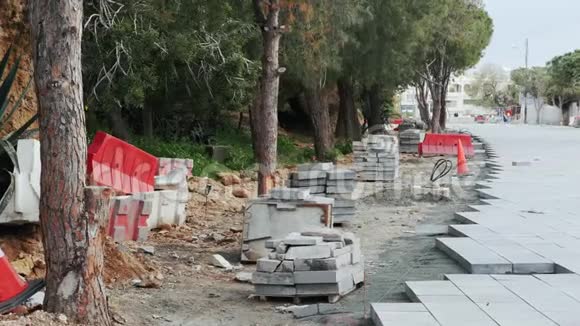 在建道路街道改造用道路混凝土瓦护栏用交通锥重建道路受阻视频的预览图