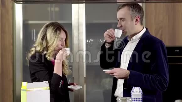 白种人年轻夫妇下班前吃早餐视频的预览图
