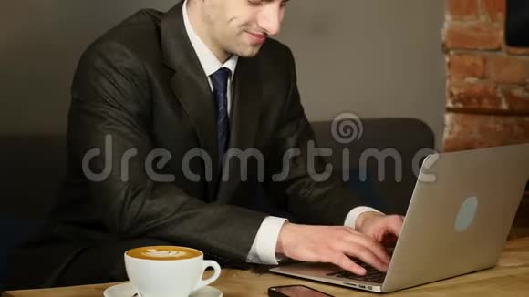 商人在木桌上的咖啡馆里使用笔记本电脑时间间隔视频的预览图