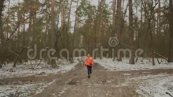 女子刻苦训练户外职业女运动员紧张的跑步和马拉松的准备女孩在冬季公园慢跑视频的预览图