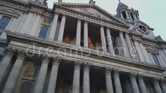伦敦圣保尔斯大教堂正门伦敦英格兰2018年12月16日视频的预览图