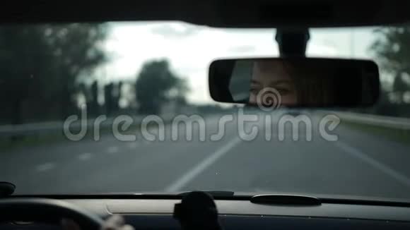 车后视镜中可爱女人的倒影视频的预览图