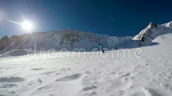 雪板使雪在晴天的斜坡上飞溅视频的预览图