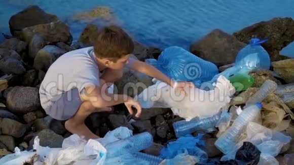 识字儿童志愿者清理海边沙滩安全生态概念视频的预览图