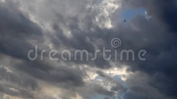 蓝天中的雨云时间流逝视频的预览图