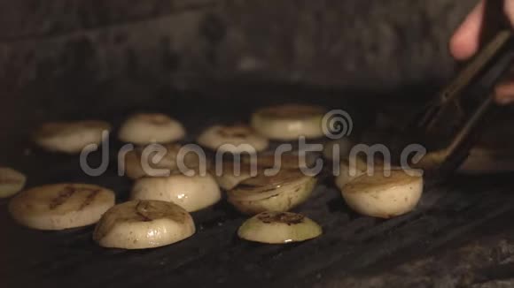 炸薯条切洋葱烧烤架或在烤箱内烤过煤在咖啡馆在慢关闭切片洋葱烤在视频的预览图