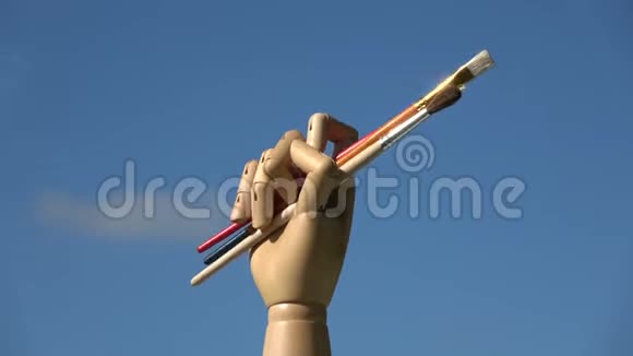 旋转木制艺术家艺术人体模型手拿画笔视频的预览图