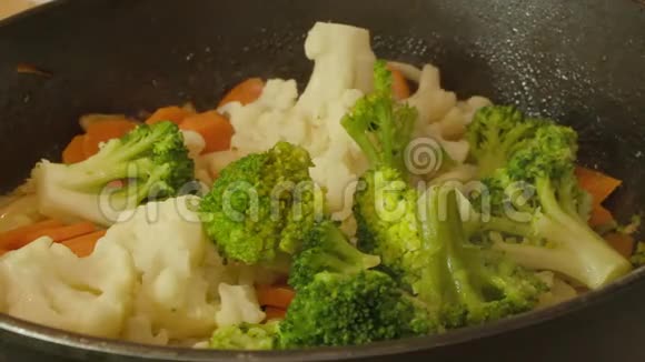 西兰花椰菜胡萝卜洋葱炒锅视频的预览图