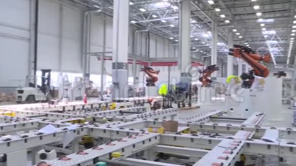 大型生产设施在输送机和自动机器人上生产场景生产区域视频的预览图