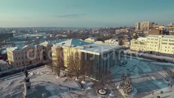 乌克兰哈尔科夫2016年12月13日历史博物馆空中展览宪法广场上覆盖着白雪视频的预览图