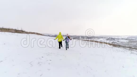 母女俩一起奔跑视频的预览图