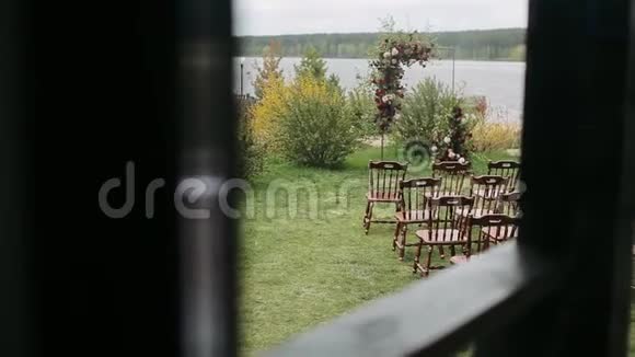 令人惊叹的乡村装饰婚礼椅子花卉植物装饰夏季乡村婚礼概念视频的预览图