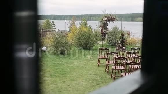 令人惊叹的乡村装饰婚礼椅子花卉植物装饰夏季乡村婚礼概念视频的预览图
