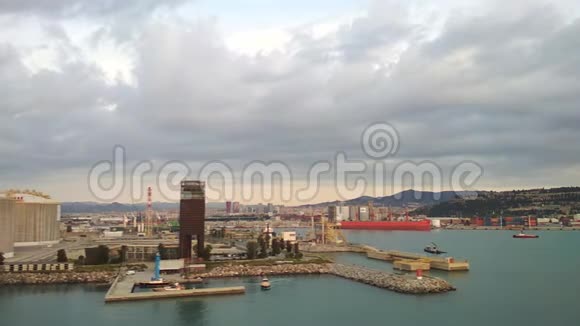 大型海运货物港口西班牙巴塞罗那视频的预览图