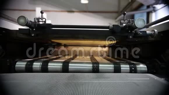 干燥输送机附近大型工业打印机架视频的预览图