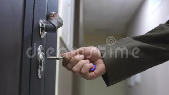 一个人用钥匙打开一房子的门然后进入3840x2160视频的预览图