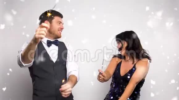 在圣诞派对上跳舞的情侣视频的预览图