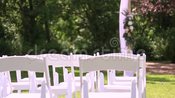 潘在户外婚礼上坐着白色椅子视频的预览图