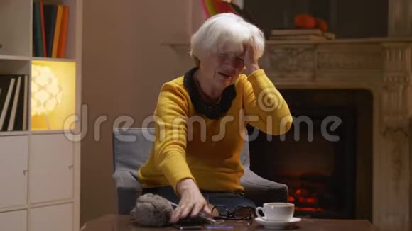 一位老年妇女感到非常不舒服晚上打电话叫救护车视频的预览图