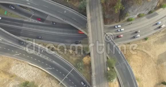 从高速公路上方的自行车道视频的预览图