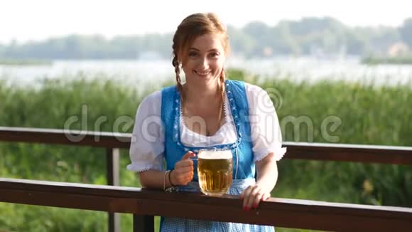 啤酒杯上欢呼的啤酒节女孩视频的预览图