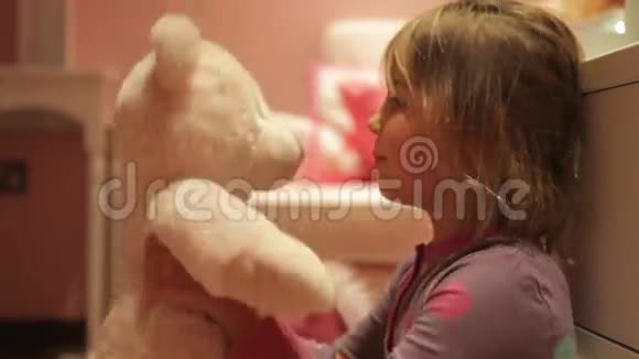 穿着睡衣的女孩给泰迪熊拥抱视频的预览图