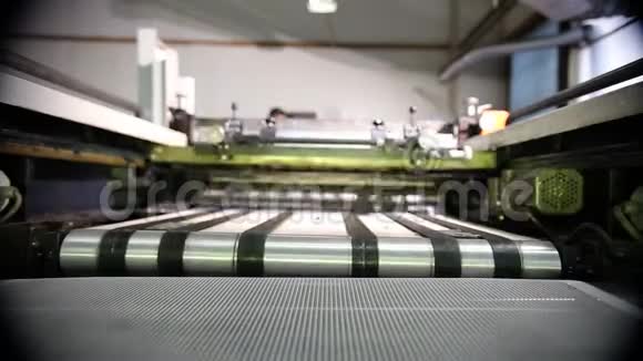 干燥输送机附近大型工业打印机架视频的预览图