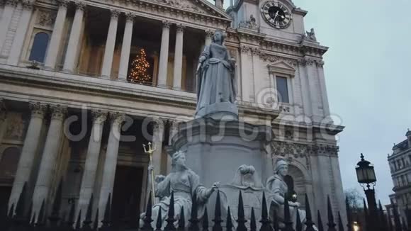 伦敦圣保尔斯大教堂雕像伦敦英格兰2018年12月16日视频的预览图