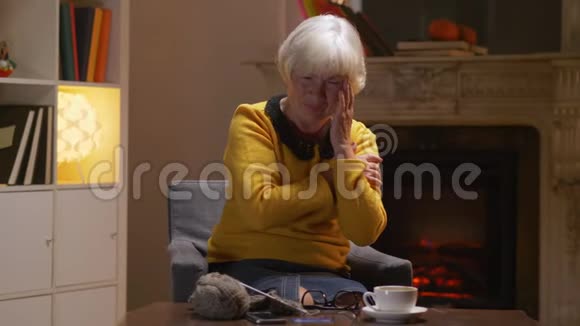 老太太一个人坐在乡间别墅的舒适房间里感觉很不舒服视频的预览图