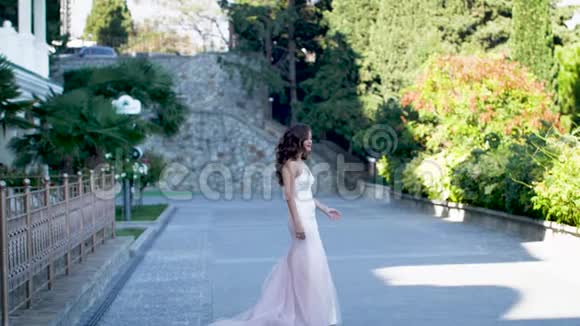 一个穿着白色裙子的新娘坐着火车沿着大街走视频的预览图
