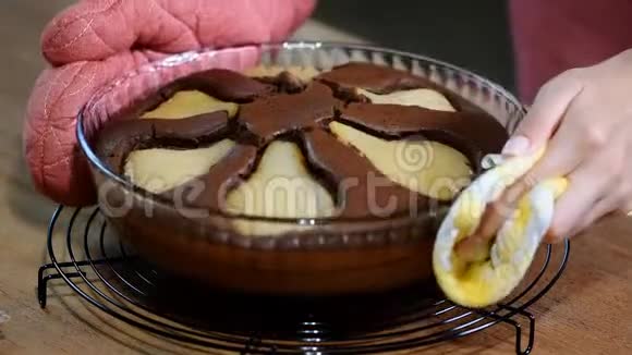 烤巧克力梨派从烤箱里出来视频的预览图
