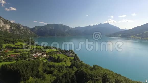 奥地利上奥地利Steinbach附近Attersee湖的鸟瞰图视频的预览图