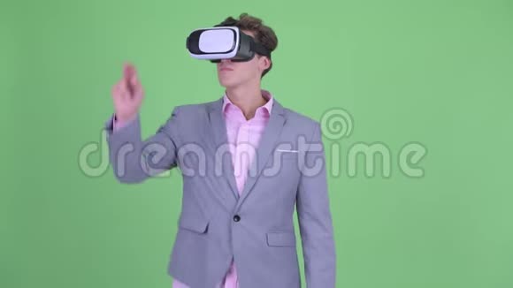 年轻商人使用虚拟现实耳机视频的预览图