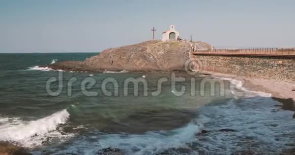 科利乌尔法国在阳光明媚的春天在圣文森特小教堂附近的地中海海浪冲刷海岸视频的预览图