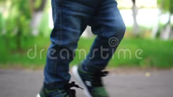 一对婴儿在公园里跑步视频的预览图