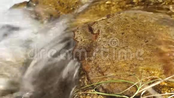 洞穴小溪在岩石上瀑布视频的预览图