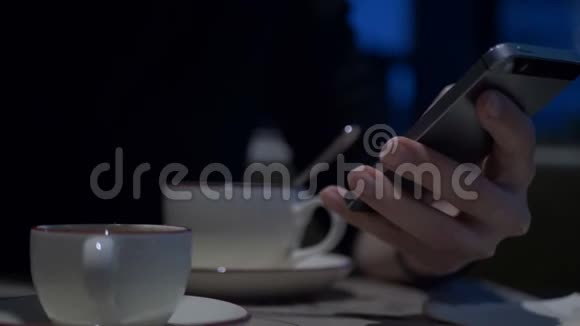 在咖啡厅使用带屏幕的电话视频的预览图