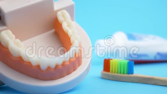 彩虹竹牙刷如何刷牙视频的预览图