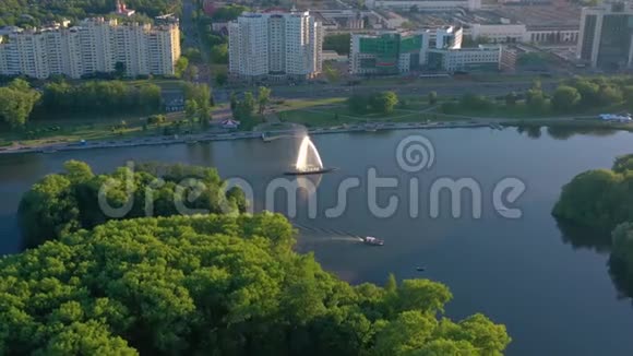明斯克贝拉鲁斯六月2019年空中无人机拍摄的娱乐公园在市中心晴天视频的预览图