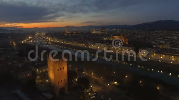 日落时分从空中俯瞰意大利的佛罗伦萨圣玛利亚教堂视频的预览图
