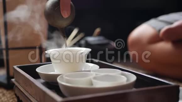 中国传统的功夫或功夫茶道茶师将绿茶倒入盖湾或钟构成部分视频的预览图