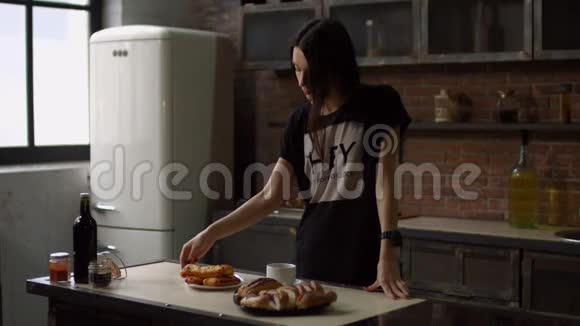 可爱的女人在厨房享用早餐视频的预览图