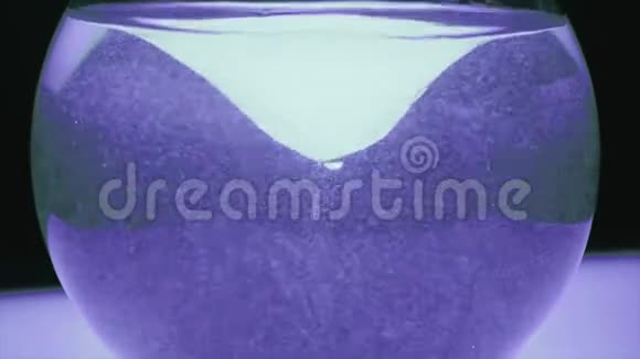 紫墨在水中旋转视频的预览图