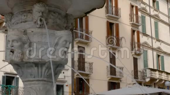 喷泉的顶部是麦当娜维罗纳的雕像是维罗纳城的重要象征视频的预览图
