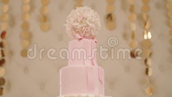 婚礼蛋糕在美丽的背景移动摄像机关门视频的预览图