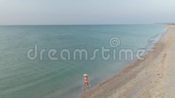 苗条运动的女人一大早就独自在海岸上跑步空中景观视频的预览图
