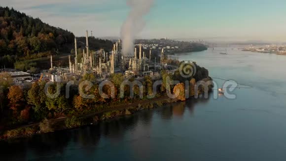 从空中俯瞰伯拉德因莱特的一家炼油厂以俯瞰加拿大温哥华市中心的背景视频的预览图
